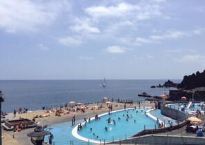 Pool - Bright Seafront Apartment In Funchal With sea view from the Balcony .  (Funchal)