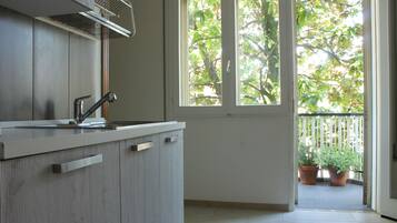 Fridge, oven, stovetop, coffee/tea maker