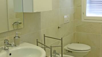 Ensemble douche/baignoire, sĂšche-cheveux, bidet, serviettes fournies