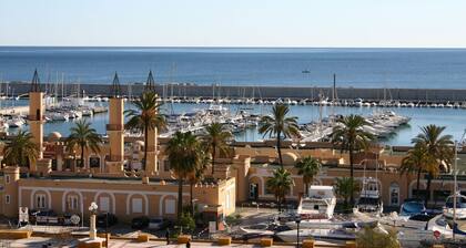 Sunny apartment overlooking the sea and harbour at the centre of Fuengirola