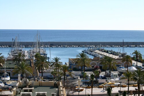 Aurinkoinen huoneisto merinäköalalla ja satamaan Fuengirolan keskustassa