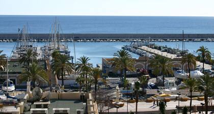 Aurinkoinen huoneisto merinäköalalla ja satamaan Fuengirolan keskustassa