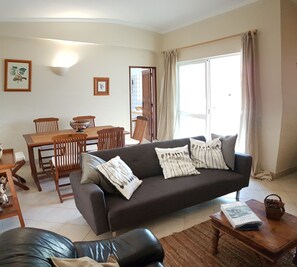 TV, fireplace, books, stereo - House with garden, private pool and bbq (Albufeira)