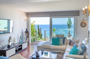 Smart TV, chimenea, videojuegos y reproductor de DVD 