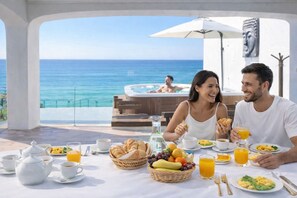 Outdoor dining - Exclusive and luxurious villa in front of the sea in Albufeira, private access  (ALBUFEIRA)