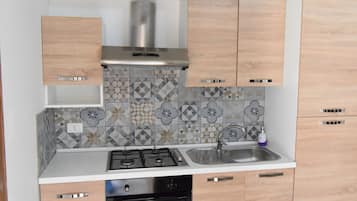 Frigorifero, forno, piano cottura, macchina per tè/caffè