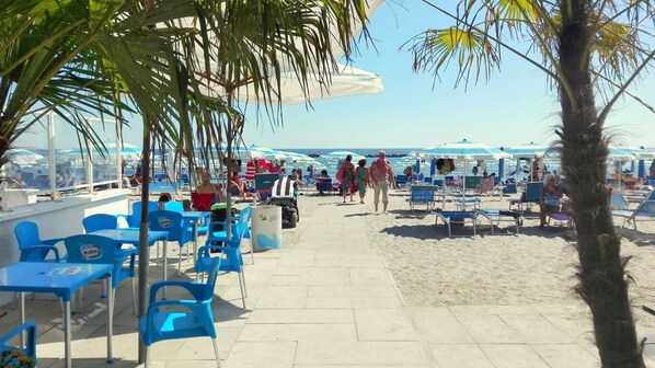 Beach - Lunch with a breathtaking view! Beachfront apartment in the center of Lido di Pomposa (Comacchio)