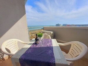 Outdoor dining - Lunch with a breathtaking view! Beachfront apartment in the center of Lido di Pomposa (Comacchio)