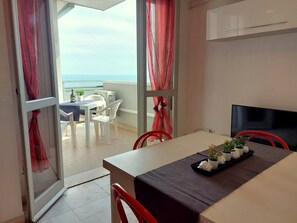 Dining - Lunch with a breathtaking view! Beachfront apartment in the center of Lido di Pomposa (Comacchio)