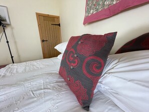 1 bedroom, iron/ironing board, free WiFi, bed sheets - Clematis is a spacious, 2-person cottage with lovely outside sitting area.  (Taynuilt)
