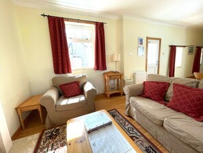 Tv, eldstad, dvd-spelare och ett bordtennisbord