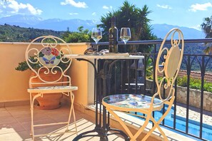 Outdoor dining - Discover Villa Koumos in Gavalochori, Crete: Luxury, Views, and Relaxation! (Gavalochori)