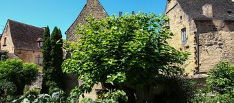 1130 SF , wifi, in medieval center ,clear ,spacious ,for couple or families