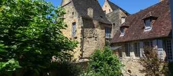  1130 SF , wifi, in medieval center ,clear ,spacious ,for couple or families