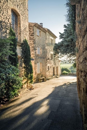 Village house with heated pool in the Luberon for 14 people