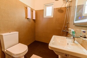 Douche, sèche-cheveux, serviettes fournies