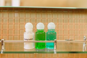 Douche, sèche-cheveux, serviettes fournies