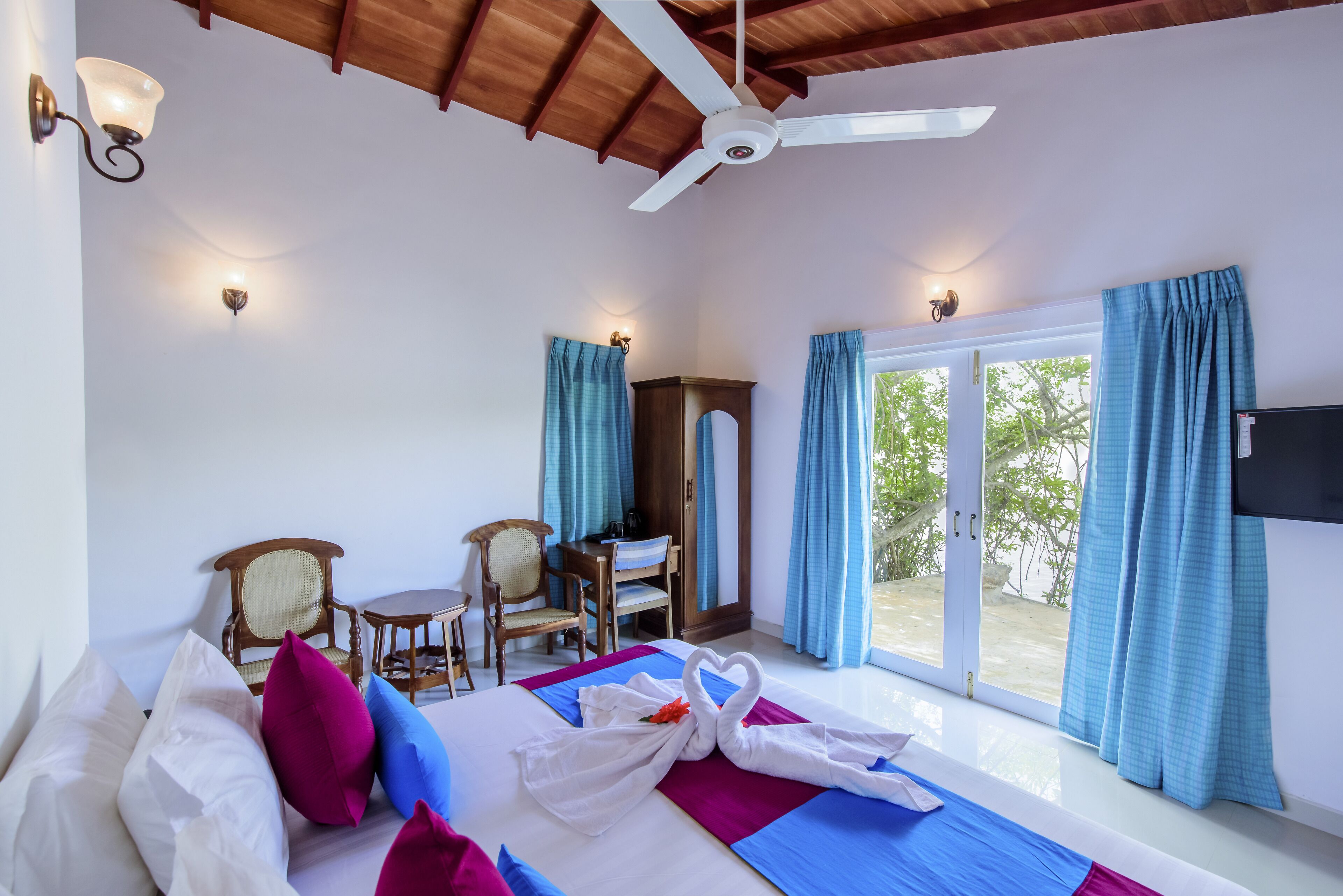 2 bedrooms, iron/ironing board, internet, bed sheets