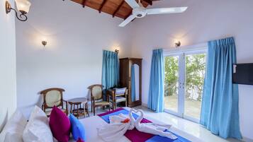 2 bedrooms, iron/ironing board, internet, bed sheets