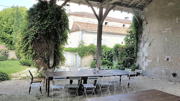 Outdoor dining
