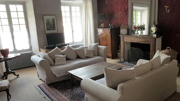 Fireplace, video games, DVD player, ping pong