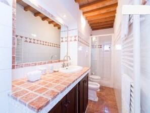 Shower, hair dryer, towels, soap - Apartment in a typical tuscan farmhouse (Bagno a ripoli)