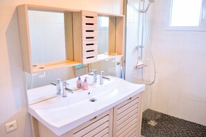 Baignoire, séchoir à cheveux