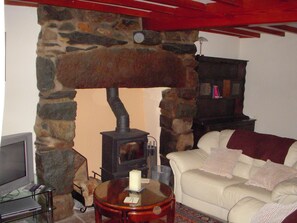 TV, fireplace, DVD player, books - Ship Cottage, Llanrug, Snowdonia (Caernarfon)