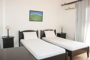 5 bedrooms, iron/ironing board, WiFi, bed sheets