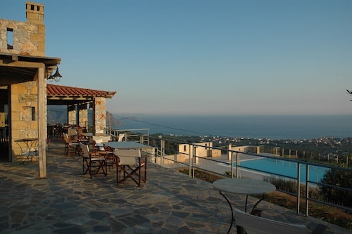 Minas Villa, 5 ensuite bedrooms, 1min walk from Stoupa beach, renovated 2020