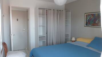 2 chambres, fer et planche à repasser, Wi-Fi, draps fournis