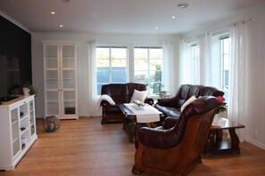 Smart TV, fireplace, DVD player, table football