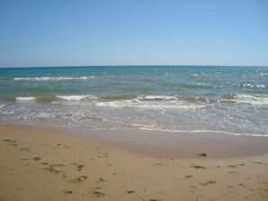 Perto da praia, espreguiçadeiras 