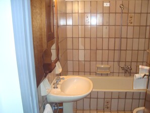 Combined shower/bathtub, hair dryer, bidet, towels - VILLA OF THE ANGELS IN FRONT OF THE SEA  (Santa Maria del Focallo)