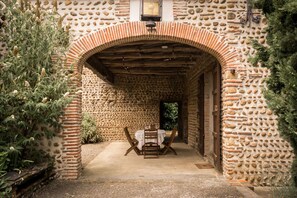 Outdoor dining - Superb 19th C. Farmhouse in extensive grounds, near Pyrenées, Pau and Lourdes (Caixon)