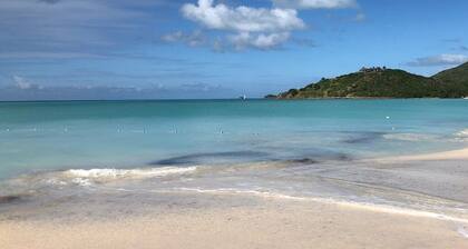 LATITUDE 17 vedessä. 2 minuutin kävelymatka rannalle.