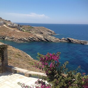 Nær stranden og strandhåndklær