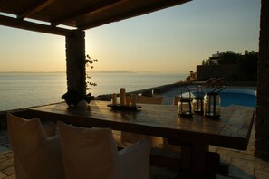 Outdoor dining - Luxury Waterfront Villa with Private Pool, few steps away from a secluded  beach (Kea ,Mellissaki Cyclades Island)