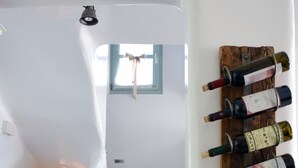 Eine Treppe mit einem Weinkühlschrank rechts und einem Teekessel links.