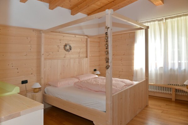 2 bedrooms, soundproofing, iron/ironing board, internet