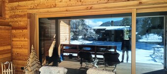 Houten chalet omgeven door groen