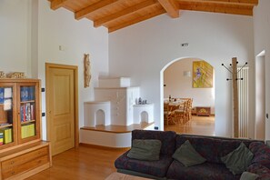 Fernseher, Tischtennisplatte, Bücher, Stereoanlage