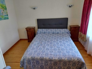 2 quartos, ferros/tábuas de passar roupa, berço de viagem