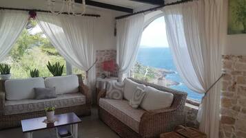 Smart TV, fireplace, stereo