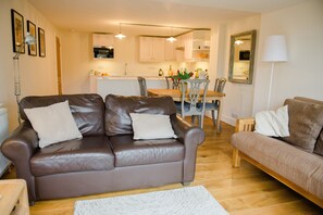 Smart TV, DVD player, books, video library - Beautiful, luxury two bedroom apartment, within easy reach of the city centre,  (Brighton)