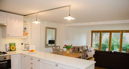 Beautiful, luxury two bedroom apartment, within easy reach of the city centre,