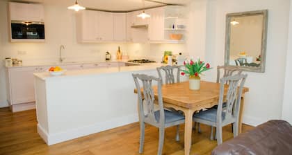 Beautiful, luxury two bedroom apartment, within easy reach of the city centre,
