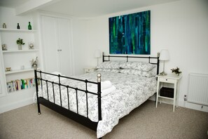 2 bedrooms, iron/ironing board, travel cot, free WiFi - Beautiful, luxury two bedroom apartment, within easy reach of the city centre,  (Brighton)