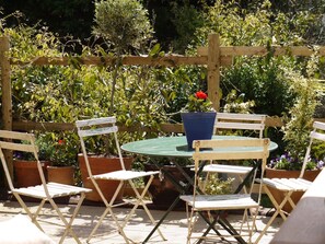 Outdoor dining - Beautiful, luxury two bedroom apartment, within easy reach of the city centre,  (Brighton)