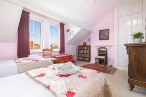 5 chambres, bureau, fer et planche à repasser, lit de bébé portatif